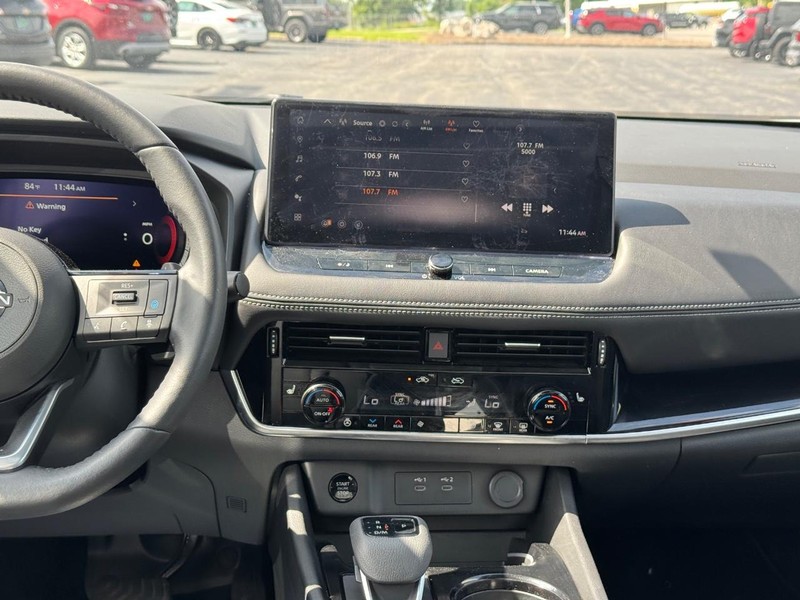 Nissan Rogue Vehicle Full-screen Gallery Image 14