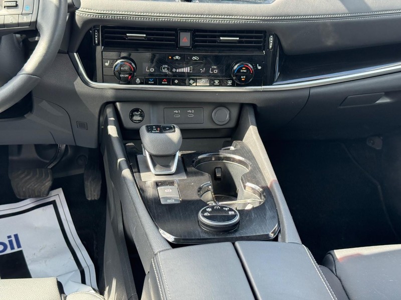 Nissan Rogue Vehicle Full-screen Gallery Image 15