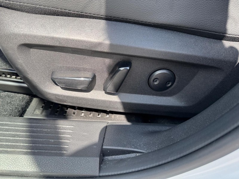 Nissan Rogue Vehicle Full-screen Gallery Image 16