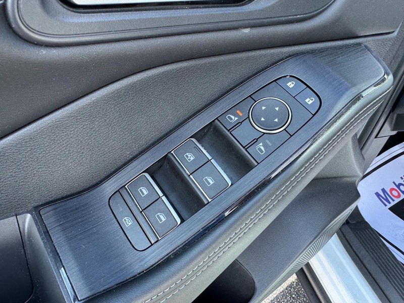 Nissan Rogue Vehicle Full-screen Gallery Image 17