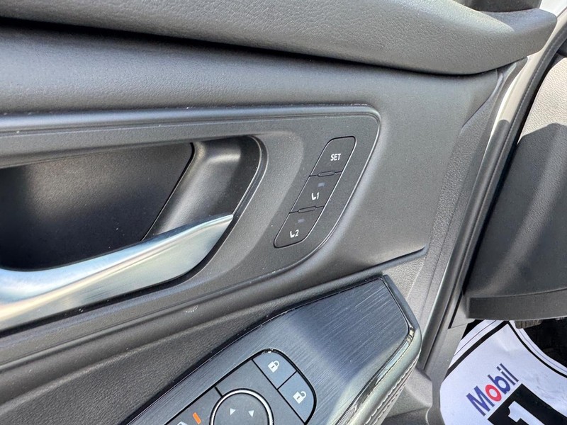 Nissan Rogue Vehicle Full-screen Gallery Image 18