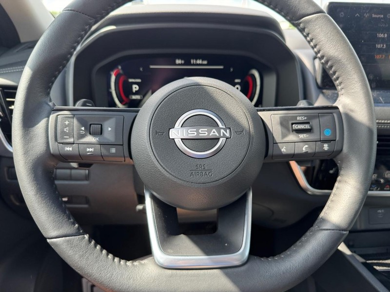 Nissan Rogue Vehicle Full-screen Gallery Image 19