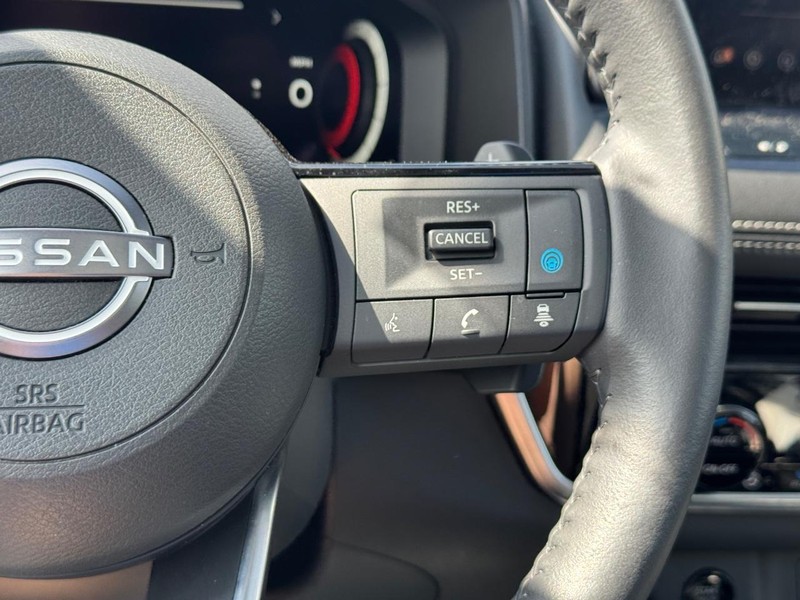 Nissan Rogue Vehicle Full-screen Gallery Image 21