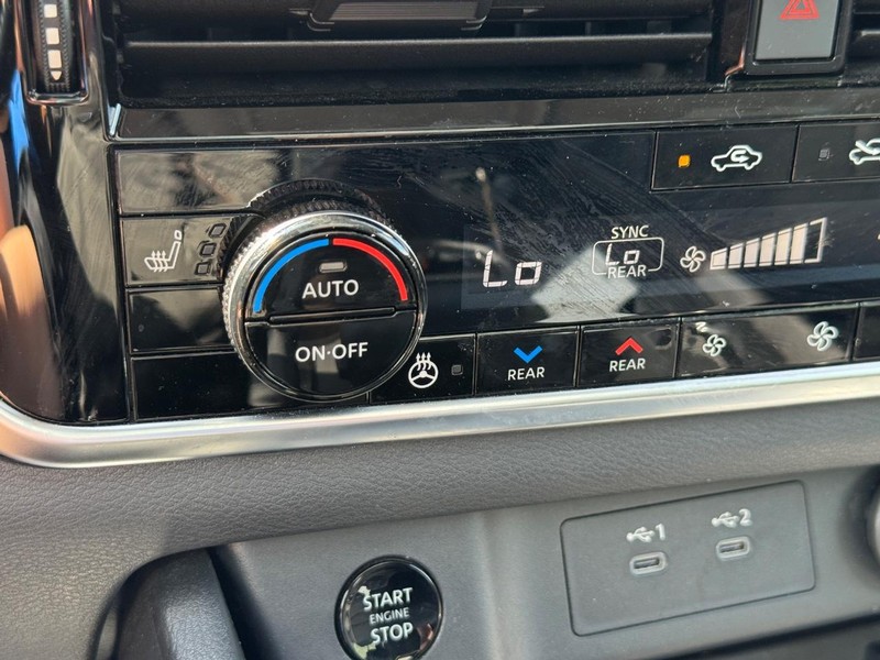 Nissan Rogue Vehicle Full-screen Gallery Image 22