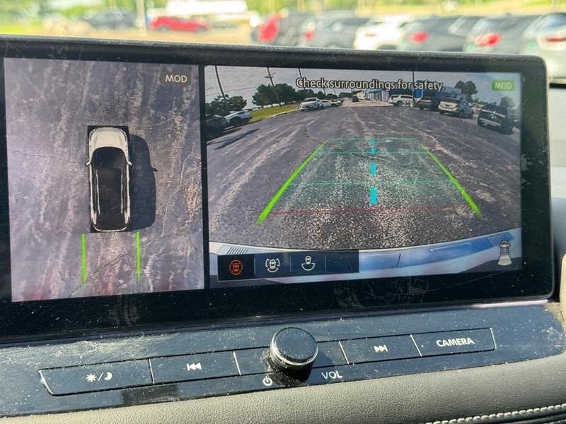 Nissan Rogue Vehicle Full-screen Gallery Image 23