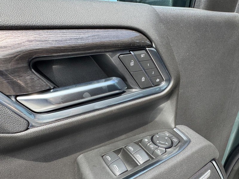 Chevrolet Silverado 2500HD Vehicle Full-screen Gallery Image 11