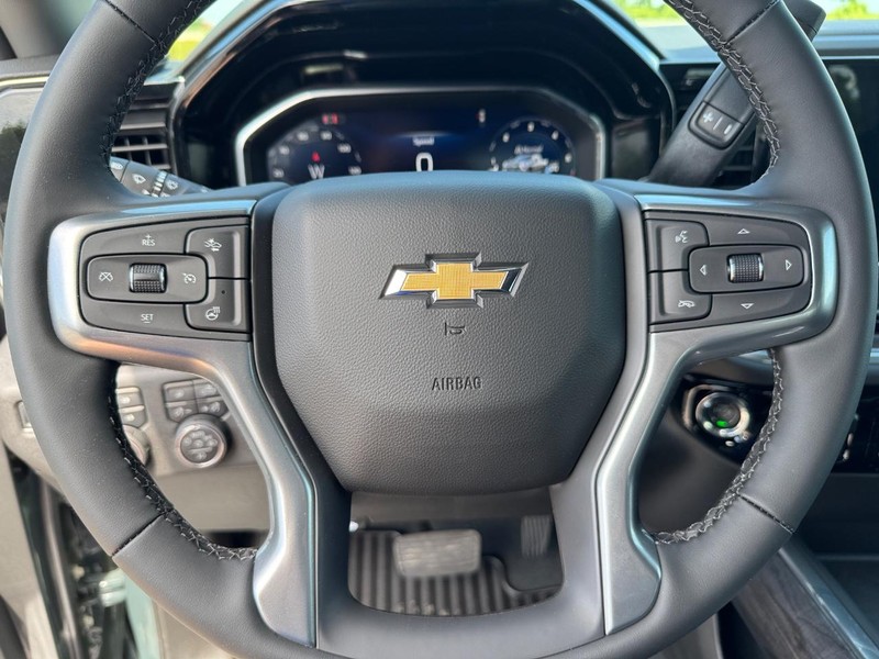 Chevrolet Silverado 2500HD Vehicle Full-screen Gallery Image 12