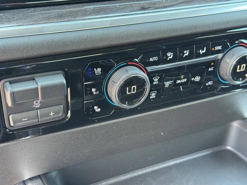 Chevrolet Silverado 2500HD Vehicle Full-screen Gallery Image 15