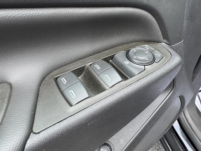 Chevrolet Equinox Vehicle Full-screen Gallery Image 16