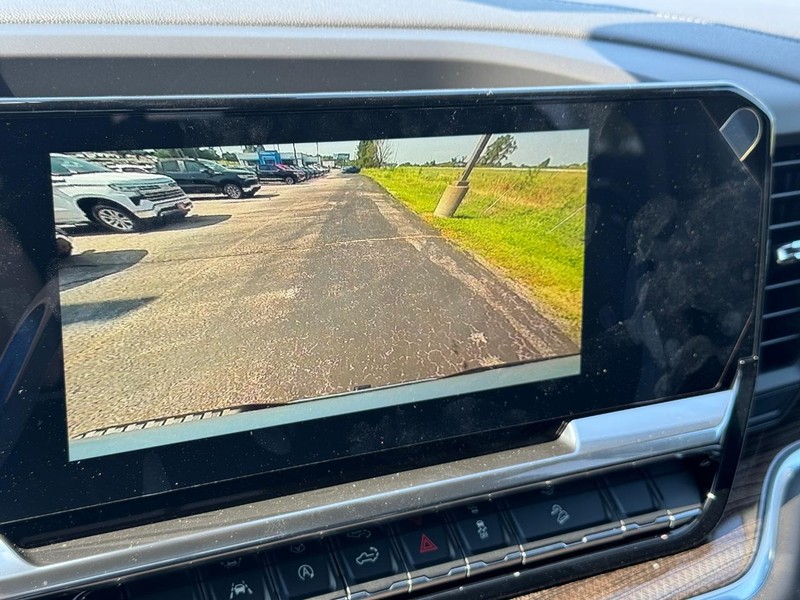 Chevrolet Silverado 1500 Vehicle Full-screen Gallery Image 16