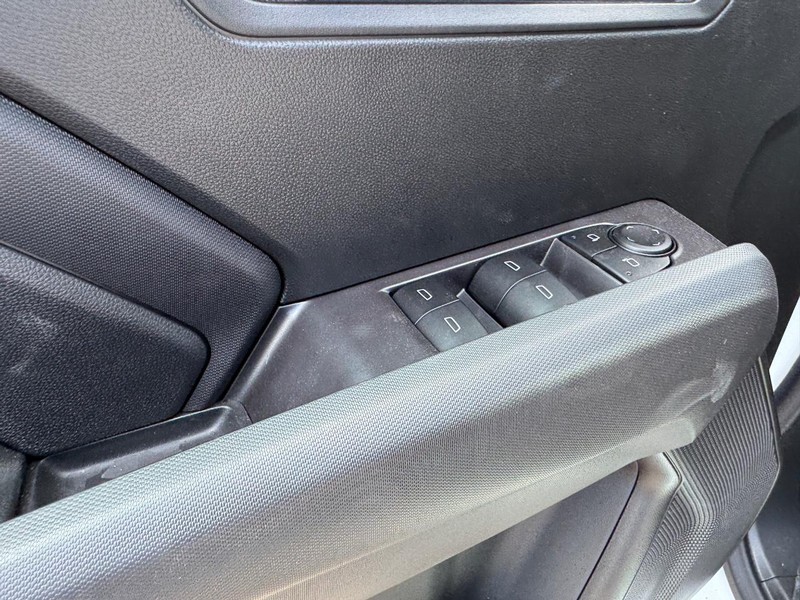 Chevrolet Colorado Vehicle Full-screen Gallery Image 11