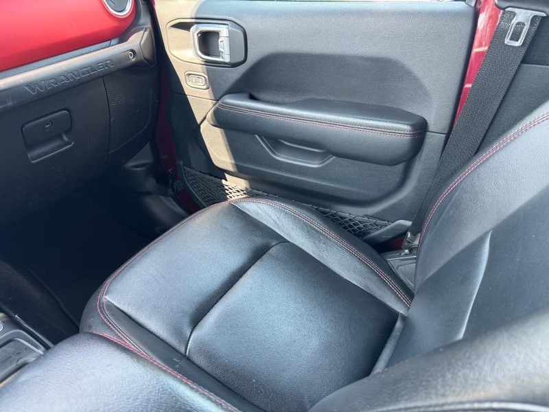 Jeep Wrangler Vehicle Full-screen Gallery Image 15