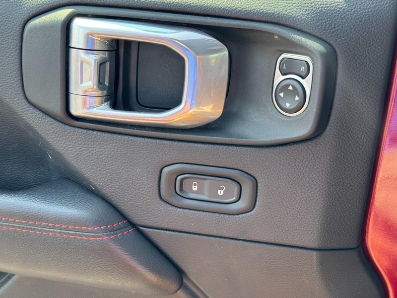 Jeep Wrangler Vehicle Full-screen Gallery Image 23