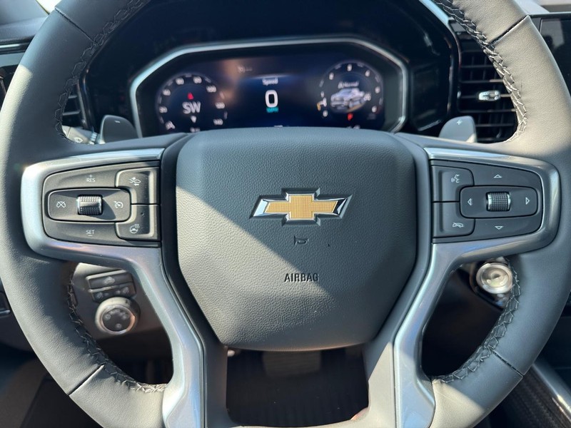 Chevrolet Silverado 1500 Vehicle Full-screen Gallery Image 12