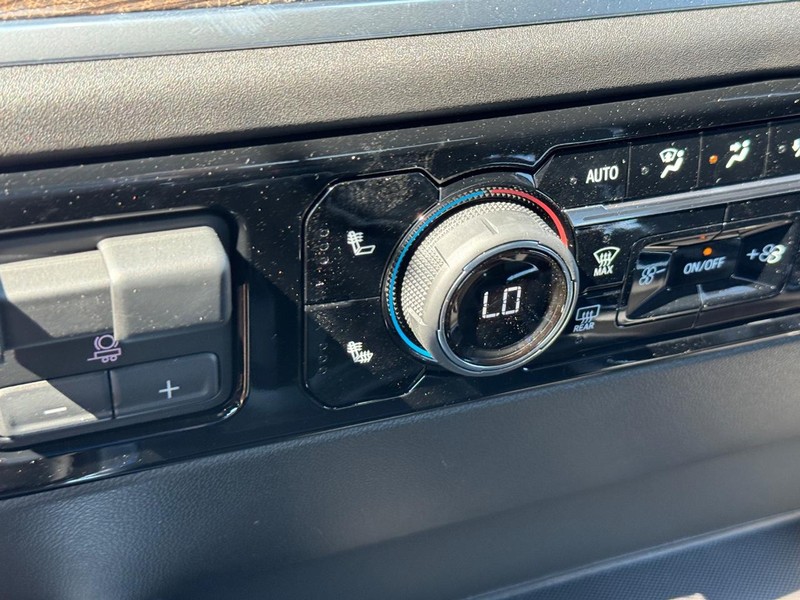 Chevrolet Silverado 1500 Vehicle Full-screen Gallery Image 15