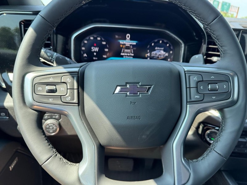 Chevrolet Silverado 1500 Vehicle Full-screen Gallery Image 12