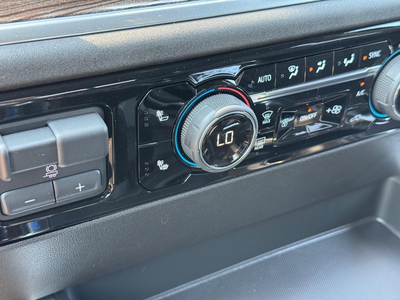 Chevrolet Silverado 1500 Vehicle Full-screen Gallery Image 15