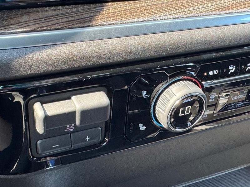 Chevrolet Silverado 1500 Vehicle Full-screen Gallery Image 15