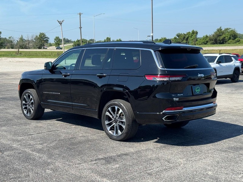Jeep Grand Cherokee L Vehicle Full-screen Gallery Image 3