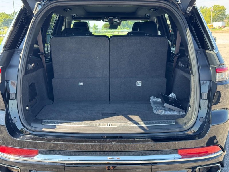 Jeep Grand Cherokee L Vehicle Full-screen Gallery Image 4