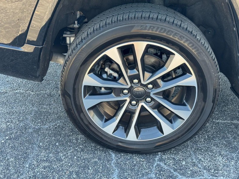 Jeep Grand Cherokee L Vehicle Full-screen Gallery Image 7