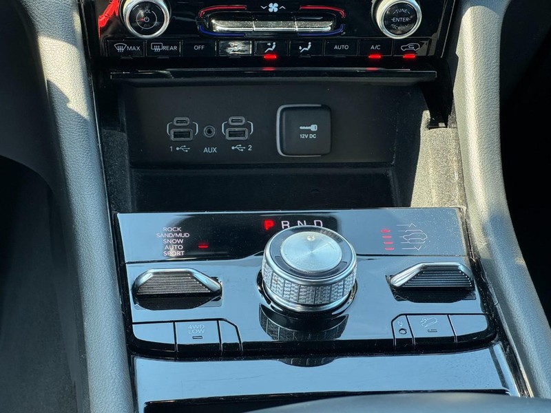 Jeep Grand Cherokee L Vehicle Full-screen Gallery Image 14