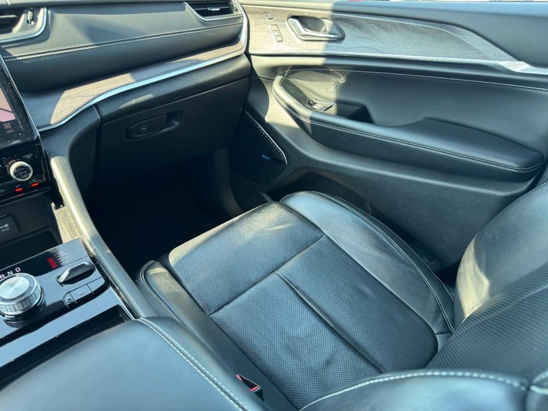 Jeep Grand Cherokee L Vehicle Full-screen Gallery Image 15