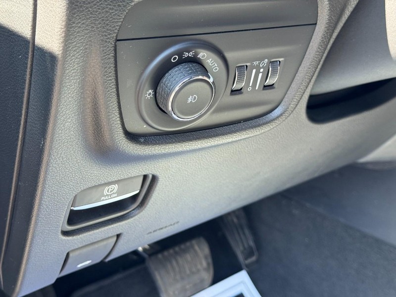 Jeep Grand Cherokee L Vehicle Full-screen Gallery Image 17