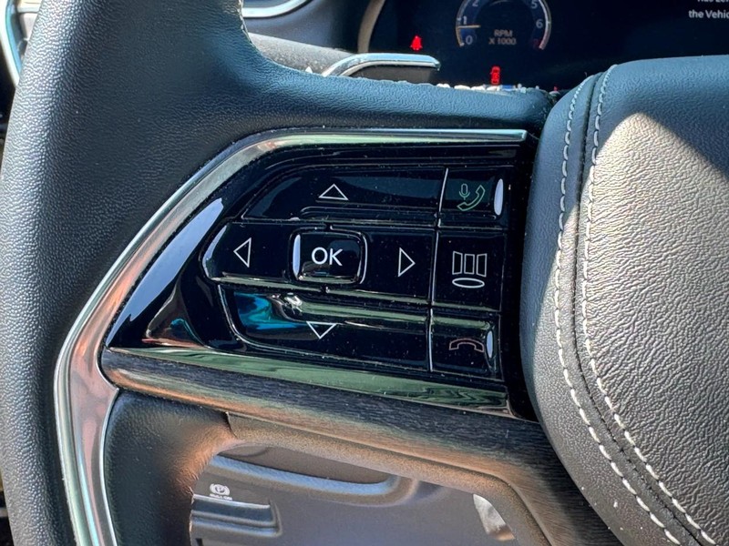 Jeep Grand Cherokee L Vehicle Full-screen Gallery Image 18