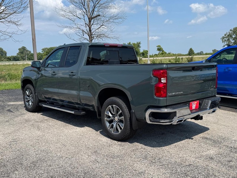 Chevrolet Silverado 1500 Vehicle Full-screen Gallery Image 3