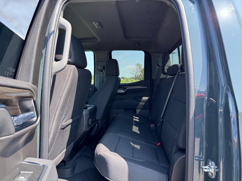 Chevrolet Silverado 1500 Vehicle Full-screen Gallery Image 5