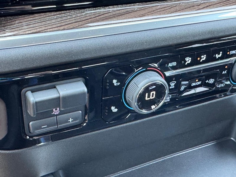 Chevrolet Silverado 1500 Vehicle Full-screen Gallery Image 15