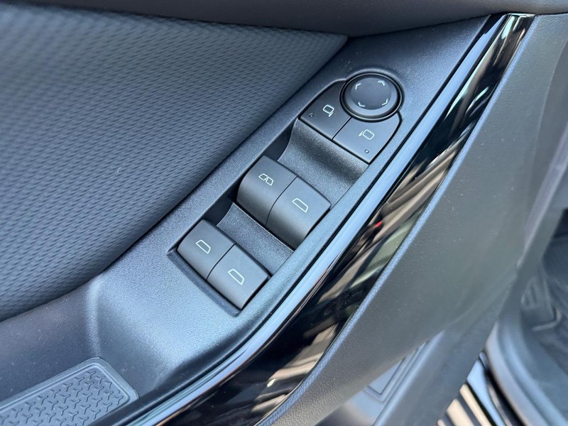 Chevrolet Equinox Vehicle Full-screen Gallery Image 11