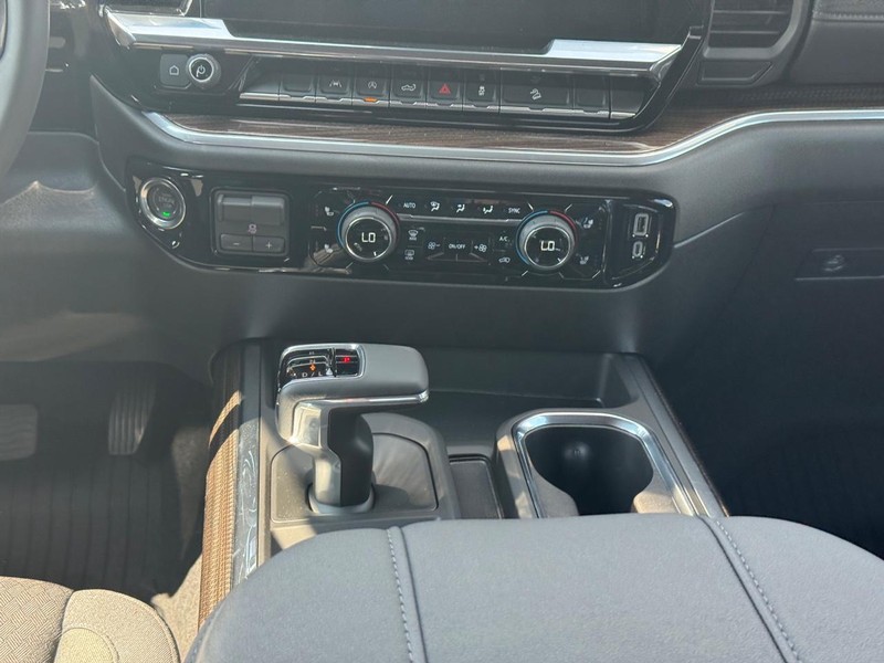 Chevrolet Silverado 1500 Vehicle Full-screen Gallery Image 9