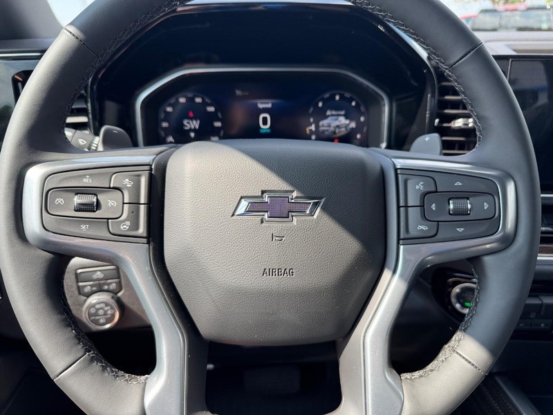 Chevrolet Silverado 1500 Vehicle Full-screen Gallery Image 12