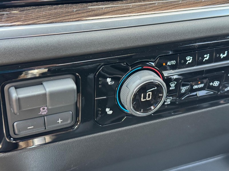 Chevrolet Silverado 1500 Vehicle Full-screen Gallery Image 15