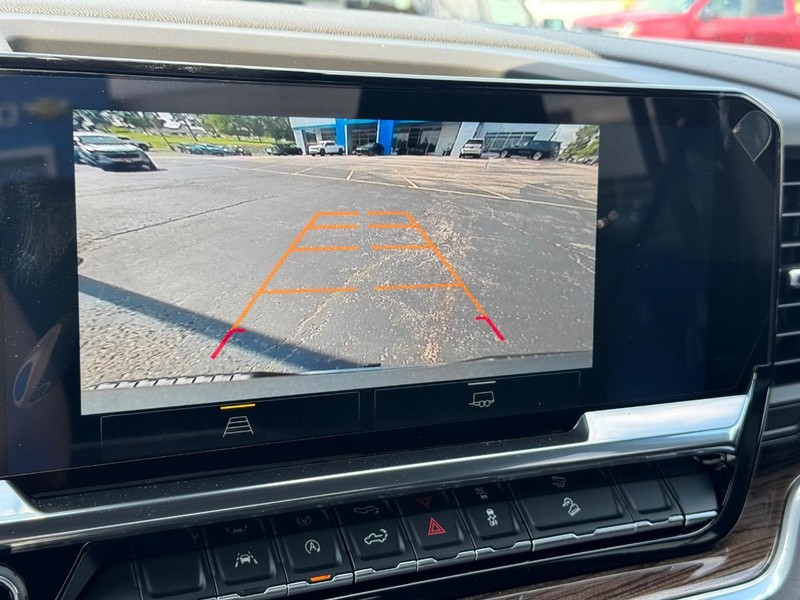 Chevrolet Silverado 1500 Vehicle Full-screen Gallery Image 16