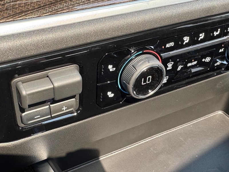 Chevrolet Silverado 1500 Vehicle Full-screen Gallery Image 16