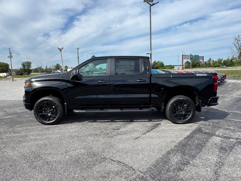 Chevrolet Silverado 1500 Vehicle Full-screen Gallery Image 2
