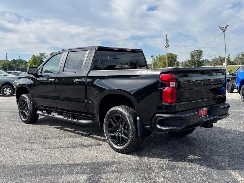 Chevrolet Silverado 1500 Vehicle Full-screen Gallery Image 3