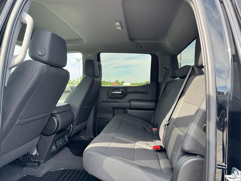 Chevrolet Silverado 1500 Vehicle Full-screen Gallery Image 5