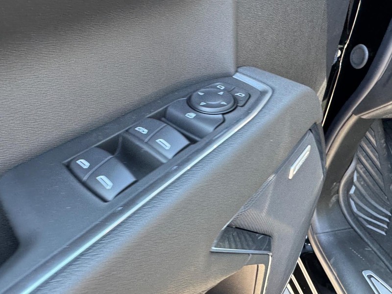 Chevrolet Silverado 1500 Vehicle Full-screen Gallery Image 12