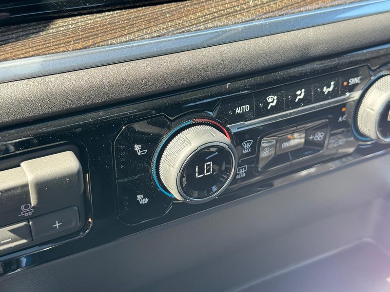 Chevrolet Silverado 1500 Vehicle Full-screen Gallery Image 16