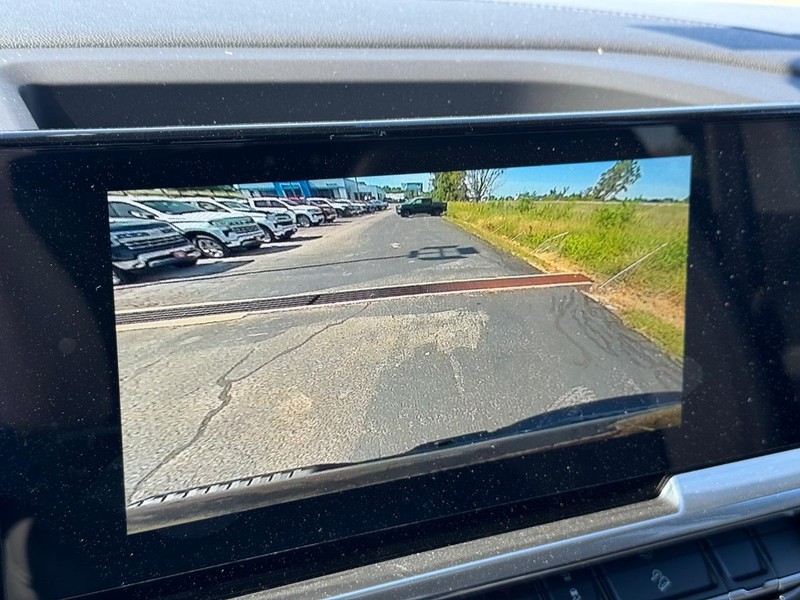 Chevrolet Silverado 1500 Vehicle Full-screen Gallery Image 17