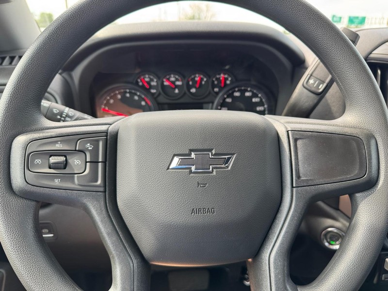 Chevrolet Silverado 1500 Vehicle Full-screen Gallery Image 11