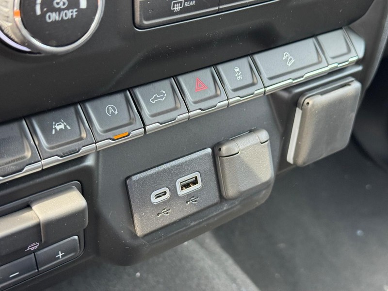 Chevrolet Silverado 1500 Vehicle Full-screen Gallery Image 13