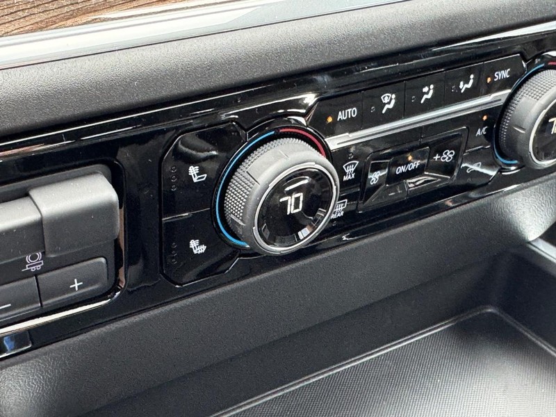 Chevrolet Silverado 1500 Vehicle Full-screen Gallery Image 16