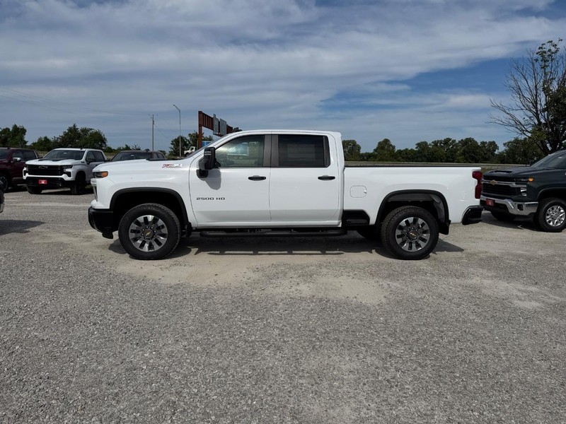 Chevrolet Silverado 2500HD Vehicle Full-screen Gallery Image 2