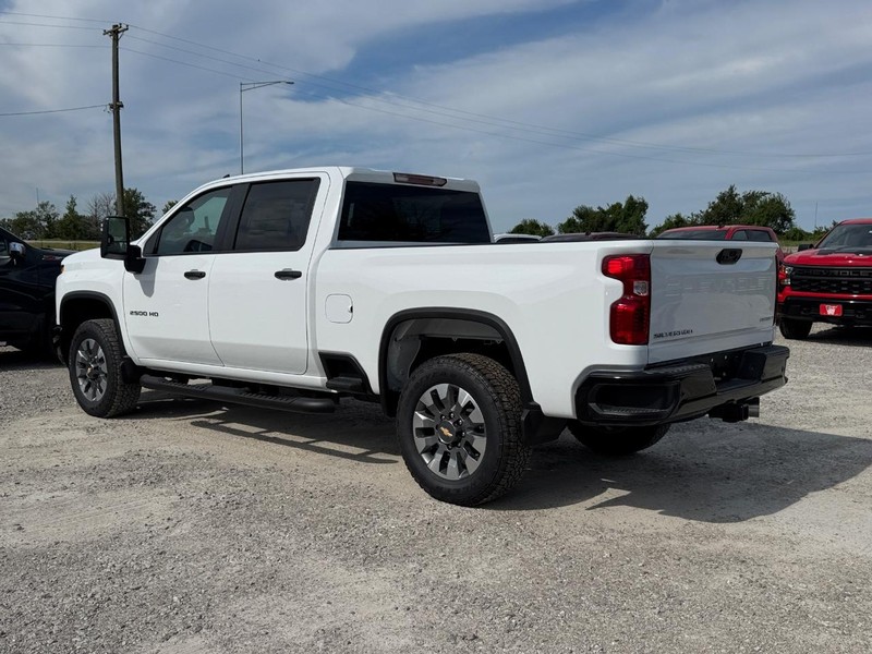 Chevrolet Silverado 2500HD Vehicle Full-screen Gallery Image 3