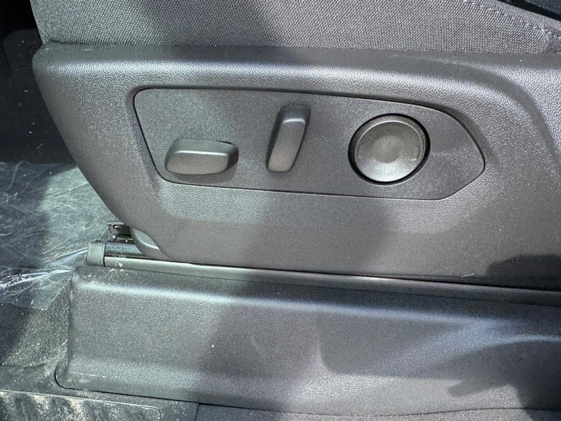 Chevrolet Silverado 2500HD Vehicle Full-screen Gallery Image 10